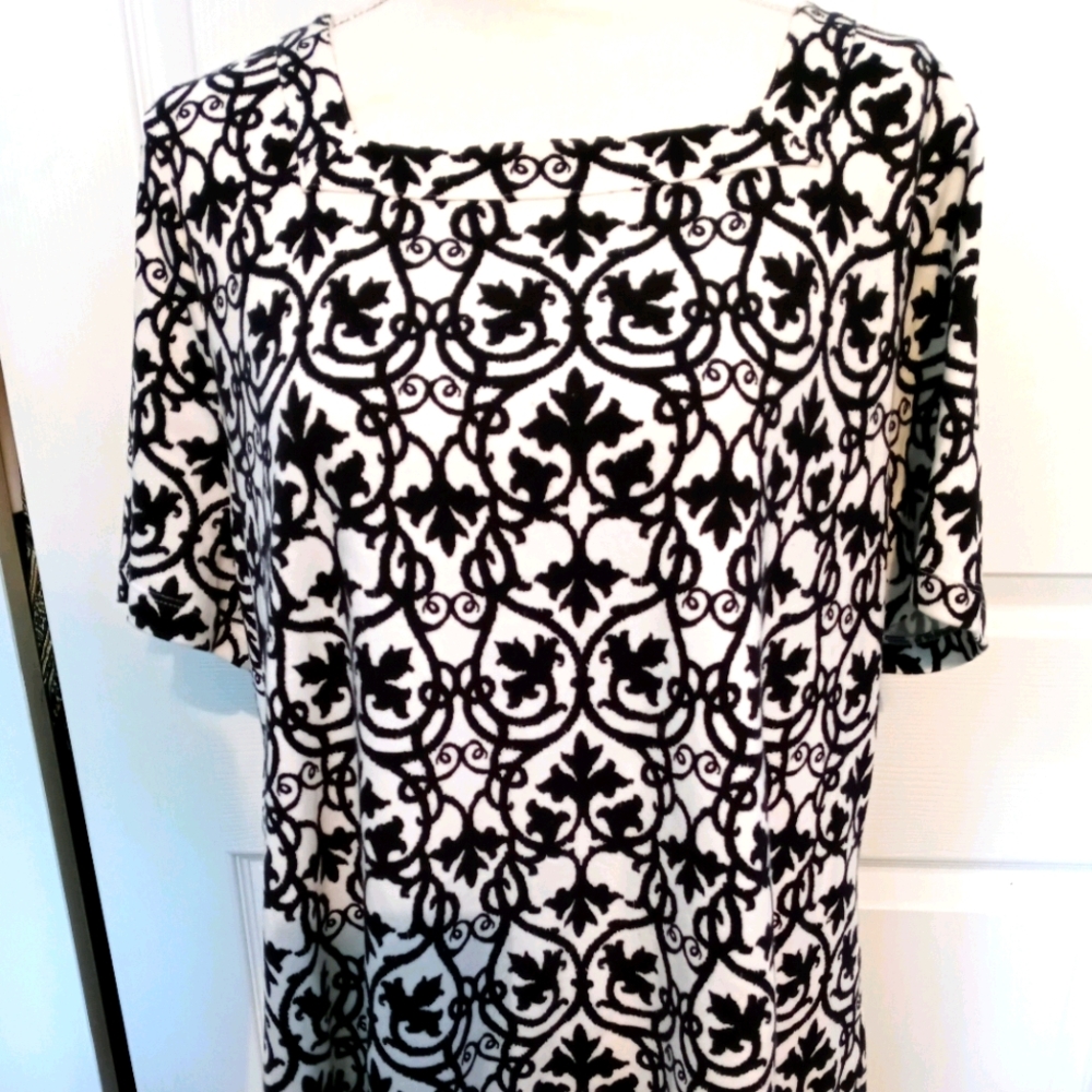 Women's plus size 2× black and white shirt